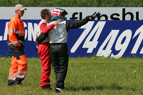 Rene Hoff og Casper Lind Poulsen umiddelbart efter uheldet der ødelagde deres biler (Foto: Anders Molin)